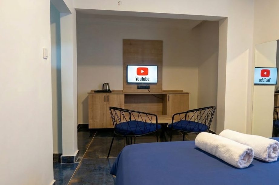 Etlik apart daire oturma alanı ve yemek masası