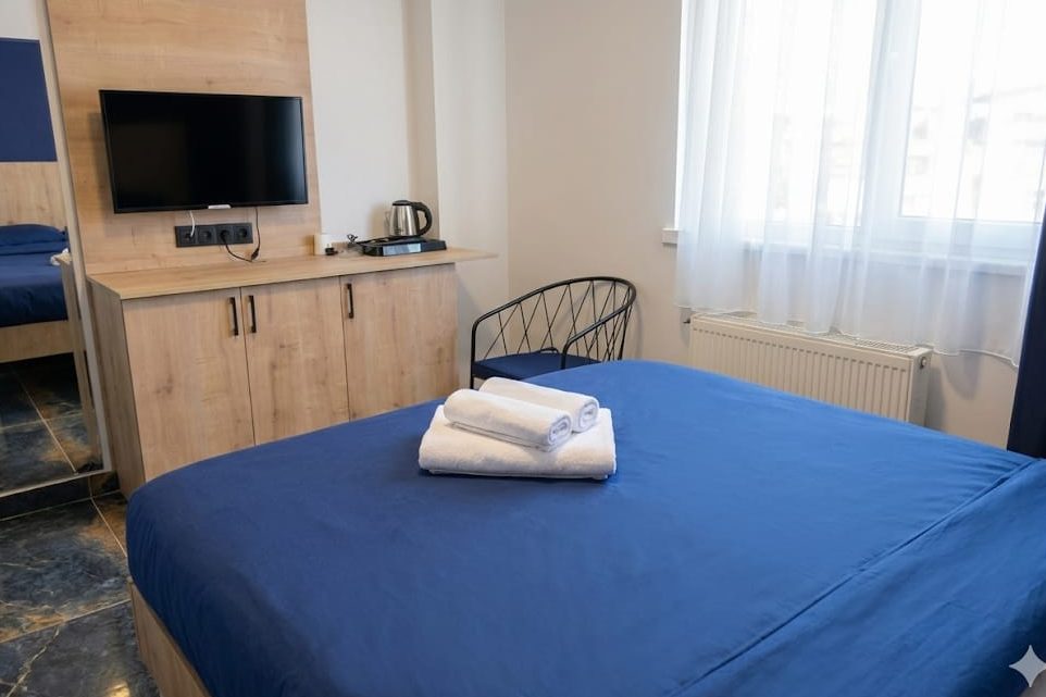 Etlik pansiyon suit oda ve TV ünitesi
